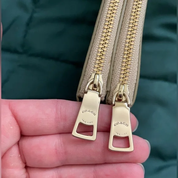 Coach Double Corner Zip Wristlet NWOT in Beige - Picture 4 of 16